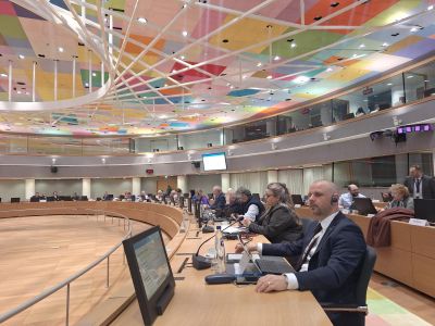 Zdjęcie przedstawiające Zastępcę Głównego Lekarza Weterynarii Jakuba Kubackiego podczas posiedzenia w sali obrad