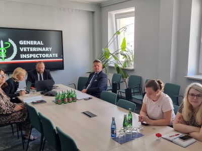 Zdjęcie pracowników GIW siedzącej przy stole w sali konferencyjnej