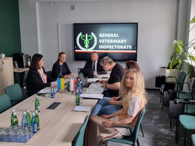 Uczestnicy spotkania siedzący przy stole