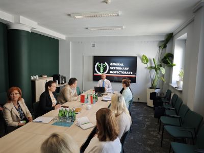 Zdjęcie przedstawiające pracowników Głównego Inspektoratu Weterynarii siedzących przy stole podczas rozmów online z przedstawicielami Generalnej Administracji Celnej Chińskiej Republiki Ludowej.