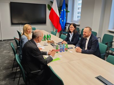 Zdjęcie przedstawia Głównego Lekarza Weterynarii siedzącego przy stole podczas spotkania z przedstawicielami Ambasady Francji w obecności dyrektora biura ds. Unii Europejskiej Zdjęcie przedstawia Głównego Lekarza Weterynarii siedzącego przy stole podczas spotkania z przedstawicielami Ambasady Francji w obecności dyrektora biura ds. Unii Europejskiej
