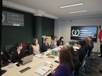 Grupa audytorów siedząca przy stole konferencyjnym z pracownikami GIW