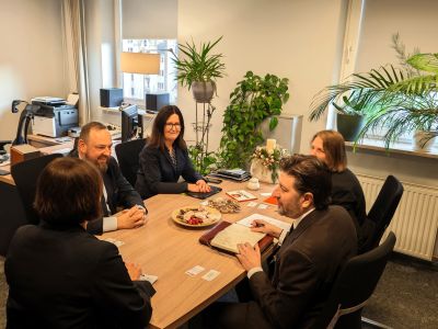 Główny Lekarz Weterynarii wraz z przedstawicielami ambasady USA w Warszawie siedzący przy stole podczas spotkania