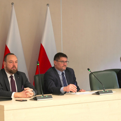 Od lewej Zastępca Głównego Lekarza Weterynarii Paweł Meyer, Główny Lekarz Weterynarii Paweł Niemczuk oraz Dyrektor Biura Pasz Farmacji i Utylizacji Marta Koncewicz