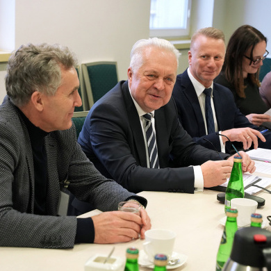Sekretarz stanu Jacek Czerniak podczas rozmowy z przedstawicielami Krajowej Rady Drobiarstwa (fot. MRiRW)