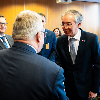 Minister Czesław Siekierski wita ambasadora Kazachstanu Alima Kirabaewa (fot. MRiRW)