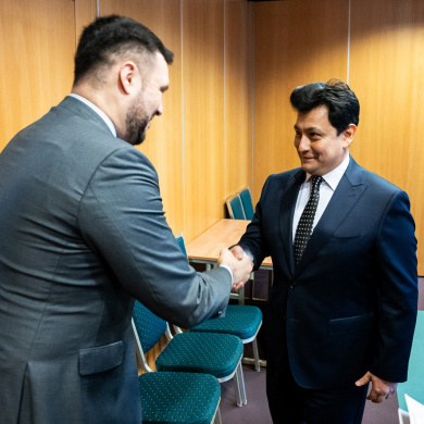 Wiceminister Adam Nowak wita ambasadora Uzbekistanu Amirsaida Agzamkhodjaeva (fot. MRiRW)