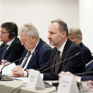 Minister rozwoju i technologii Krzysztof Hetman podczas wypowiedzi (fot. MRiT)