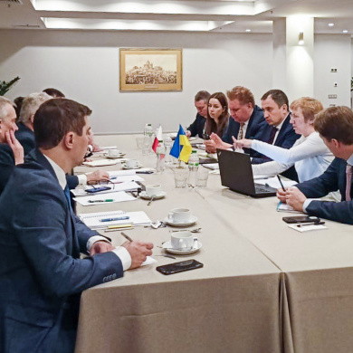 Minister polityki rolnej i żywnościowej Ukrainy Mykoła Solski (w środku z prawej) podczas rozmów bilateralnych