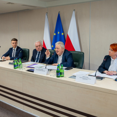 Minister Czesław Siekierski zwraca się do przedstawicieli branży mięsnej (fot. MRiRW)