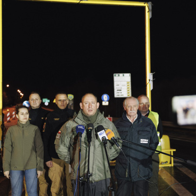 Przy mikrofonie wojewoda małopolski Krzysztof Jan Klęczar, po prawej Małopolski Wojewódzki Lekarz Weterynarii Lech Pankiewicz razem ze służbami Straży Granicznej oraz Państwowej Straży Pożarnej